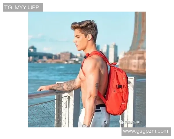 足球明星展现完美腹肌照头像引领健身潮流与时尚风尚